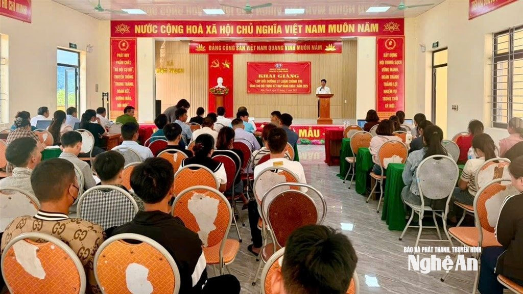 Ban Thường vụ Đảng ủy xã Mậu Thạch tổ chức khai giảng Lớp bồi dưỡng lý luận chính trị dành cho đối tượng kết nạp đảng khoá I-2025. Ảnh CSCC