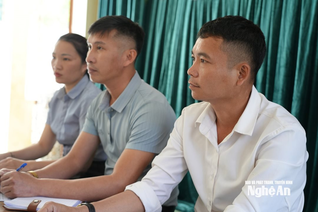 Bí thư chi bộ và trưởng bản Bá Hạ xã Mậu Thạch trao đổi về công tác phát triển đảng.