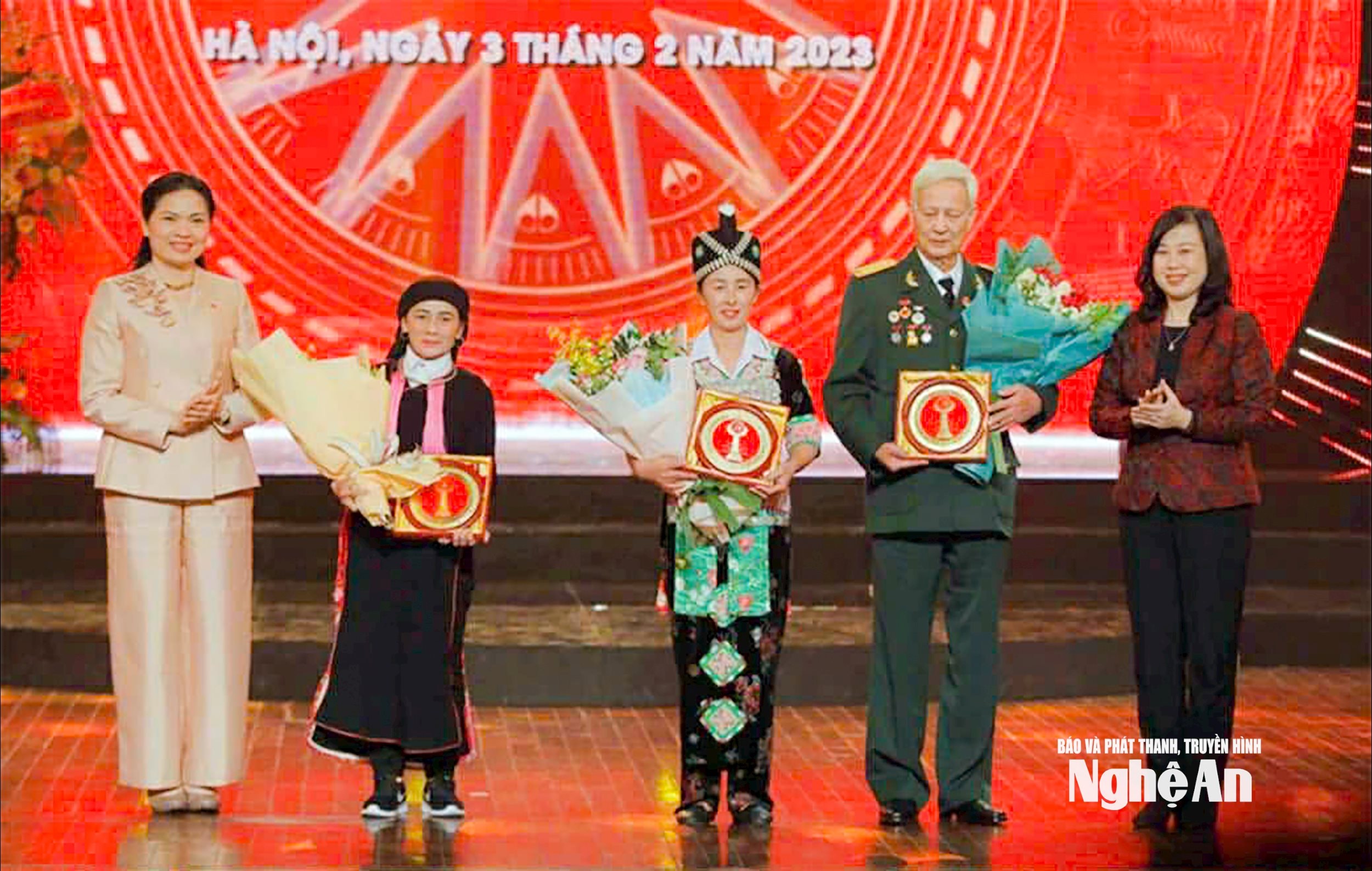 Chị Vừ Y Dở thứ 3 từ trái sang tại Lễ tuyên dương Bí thư chi bộ xuất sắc trong toàn Đảng năm 2023.