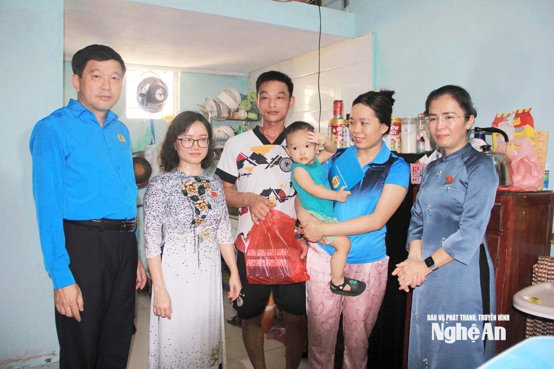 Đại diện Đoàn Đại biểu Quốc hội tỉnh, Ủy ban MTTQ tỉnh và Liên đoàn Lao động tỉnh nắm bắt tâm tư, nguyện vọng công nhân