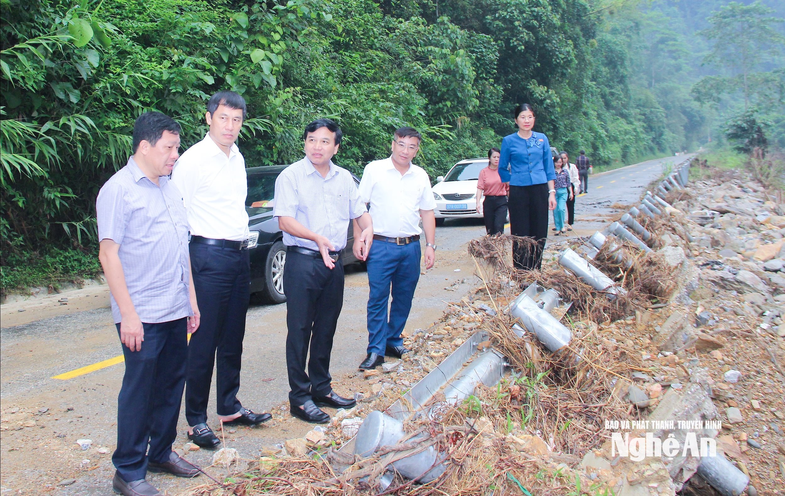 Đoàn giám sát HĐND tỉnh giám sát việc giải quyết kiến nghị của cử tri tại xã Con Cuông. Ảnh: Mai Hoa