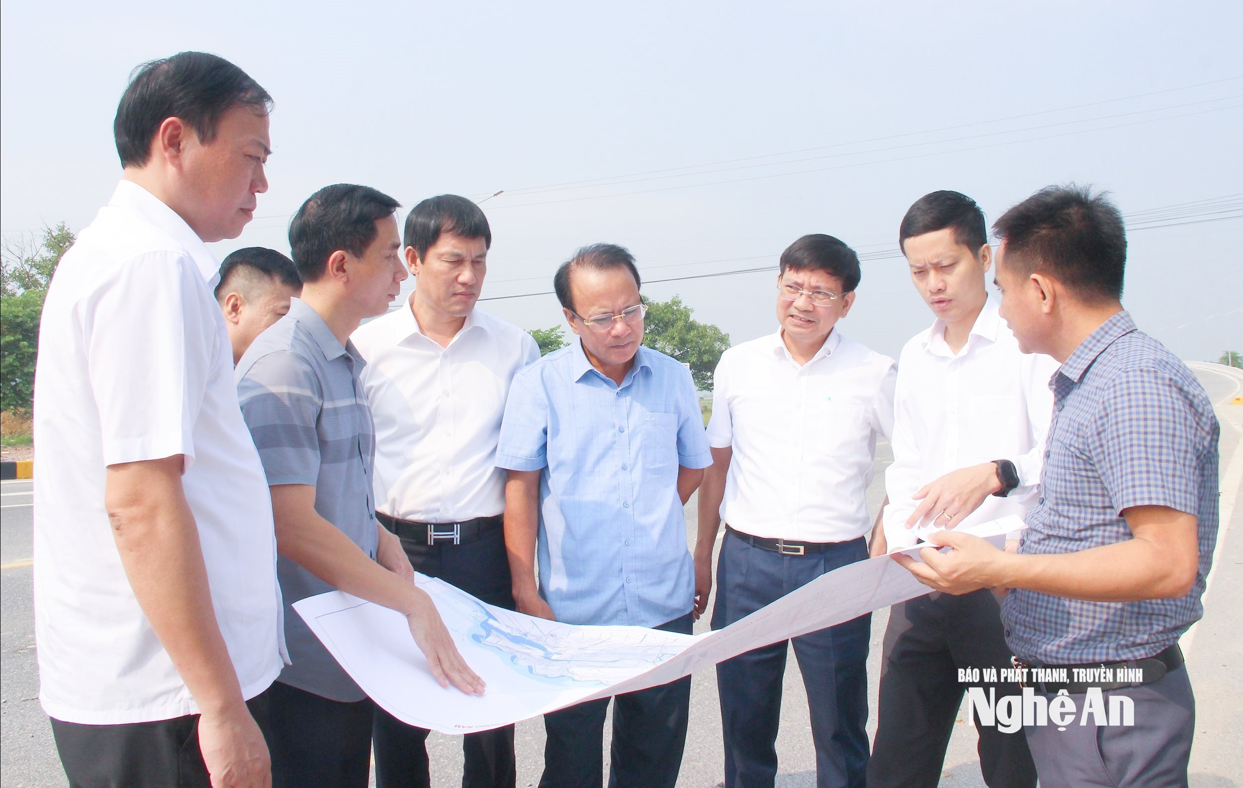 Đoàn giám sát HĐND tỉnh khảo sát việc triển khai đầu tư công Dự án tuyến đường N2 và cầu vượt tuyến đường N2. Ảnh Mai Hoa