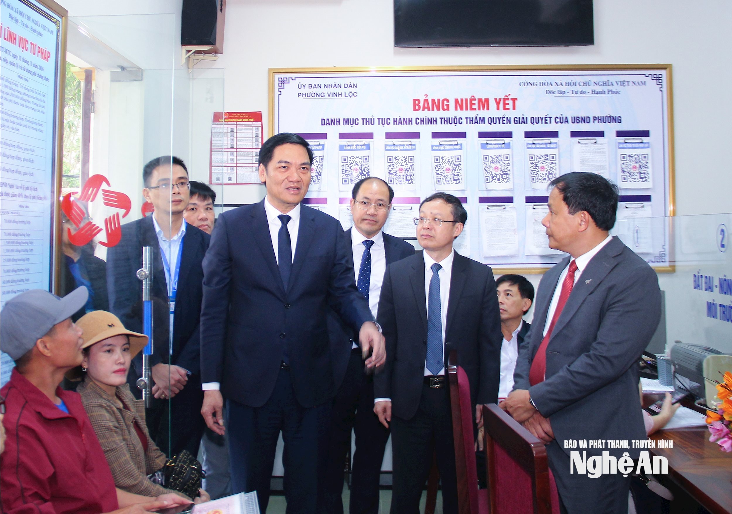 Đồng chí Hoàng Nghĩa Hiếu - Phó Bí thư Thường trực Tỉnh ủy, Chủ tịch HĐND tỉnh trao đổi với cán bộ, công chức tại phường Vinh Lộc về tập trung, tạo mọi điều kiện phục vụ tốt Nhân dân trong giải quyết thủ tục hành chính. Ảnh: Mai Hoa