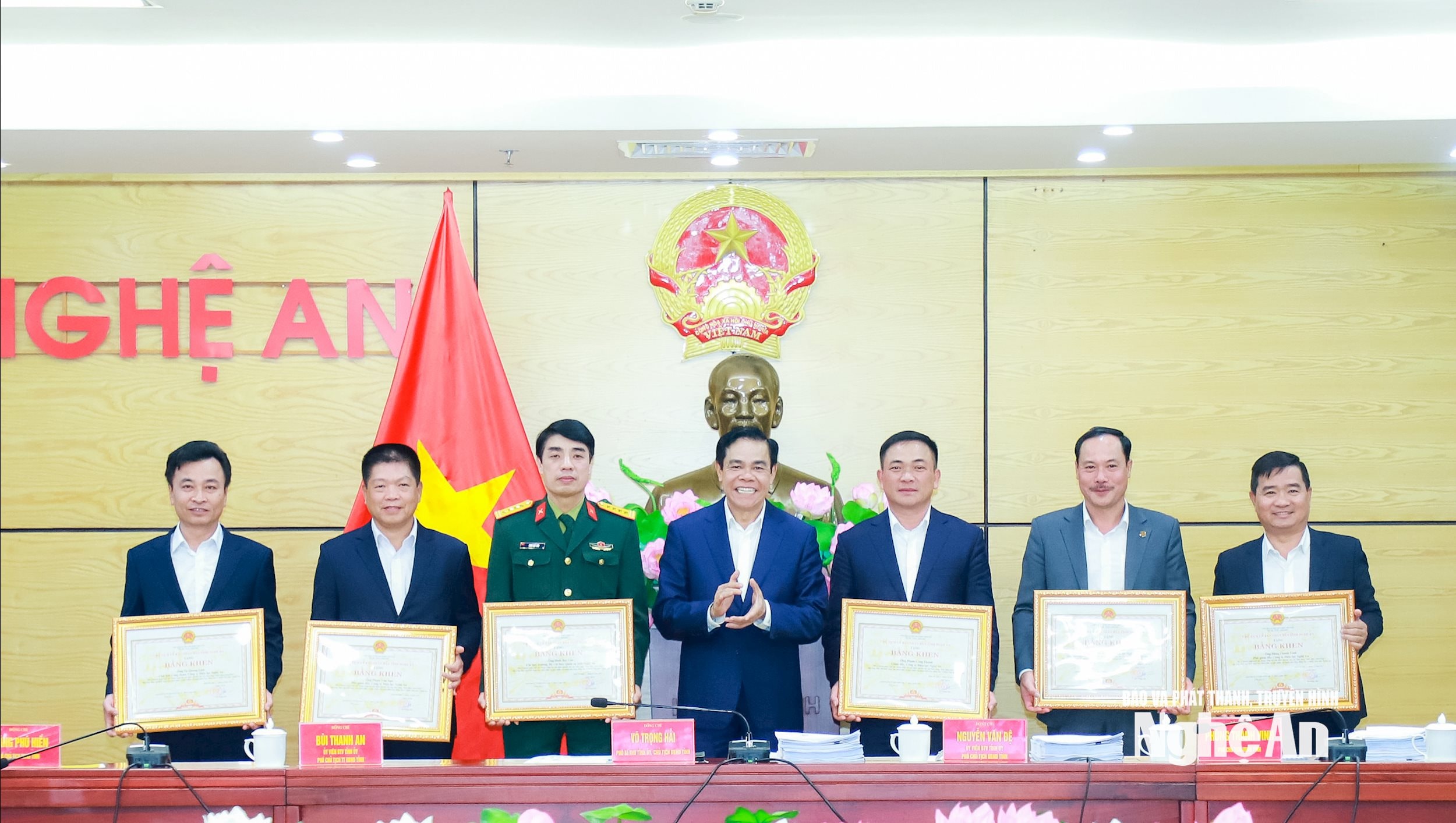 Đồng chí Võ Trọng Hải - Phó Bí thư Tỉnh ủy, Chủ tịch UBND tỉnh tặng Bằng khen cho các cá nhân. Ảnh: Thành Duy