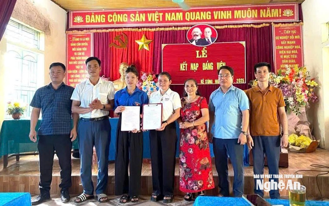 Kết nạp đảng viên ở chi bộ bản Kẻ Sùng. Ảnh CSCC