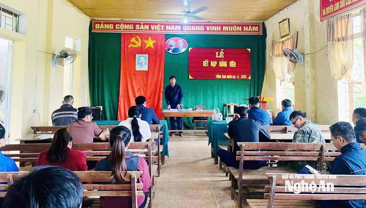 Lễ kết nạp đảng viên ở chi bộ bản Tổng Xan