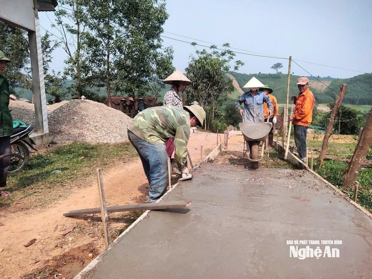 Người dân các thôn bản xã Mậu Thạch làm đường giao thông nông thôn. Ảnh CSCC