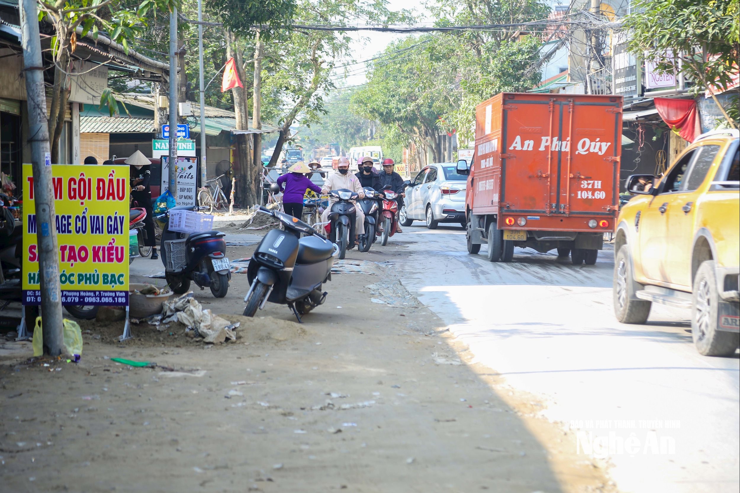 Đoạn đường Phượng Hoàng Trung Đô, gần 1km thi công dang dở suốt gần một năm nay, mặt bằng chưa được hoàn trả.