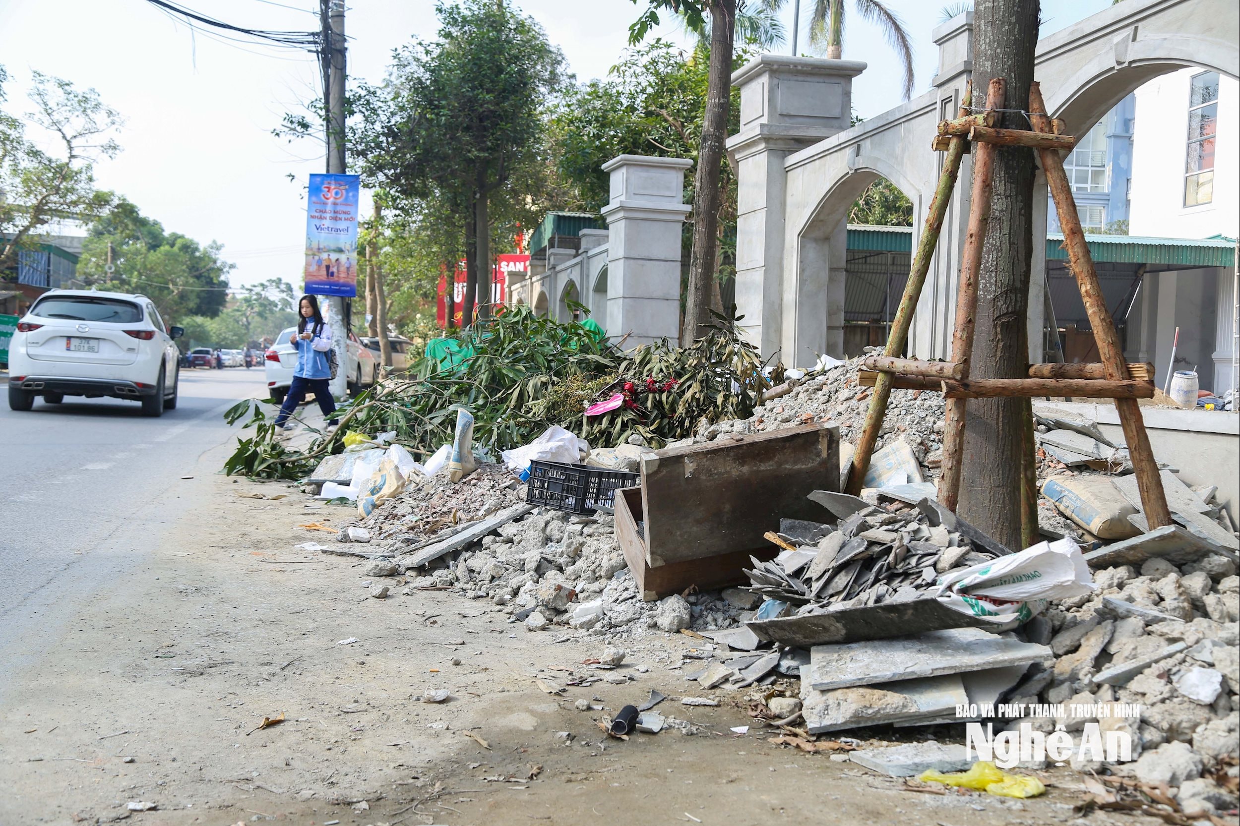 Cũng trên tuyến đường này, một số công trình xây dựng lấn chiếm vỉa hè, buộc người đi bộ phải di chuyển xuống lòng đường, tiềm ẩn nguy cơ mất an toàn giao thông.