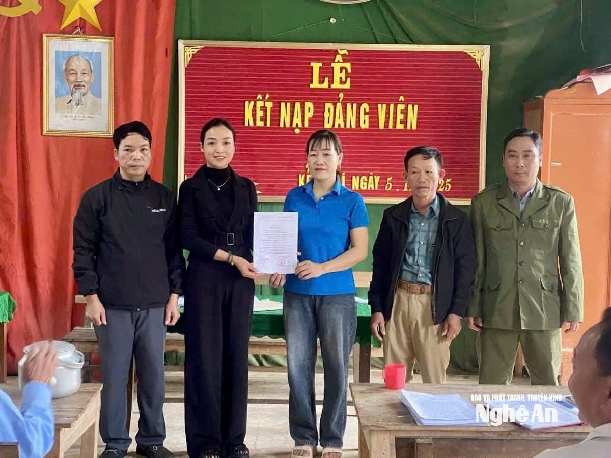 Trao quyết định kết nạp đảng viên ở chi bộ bản Kẻ Gai. Ảnh KL