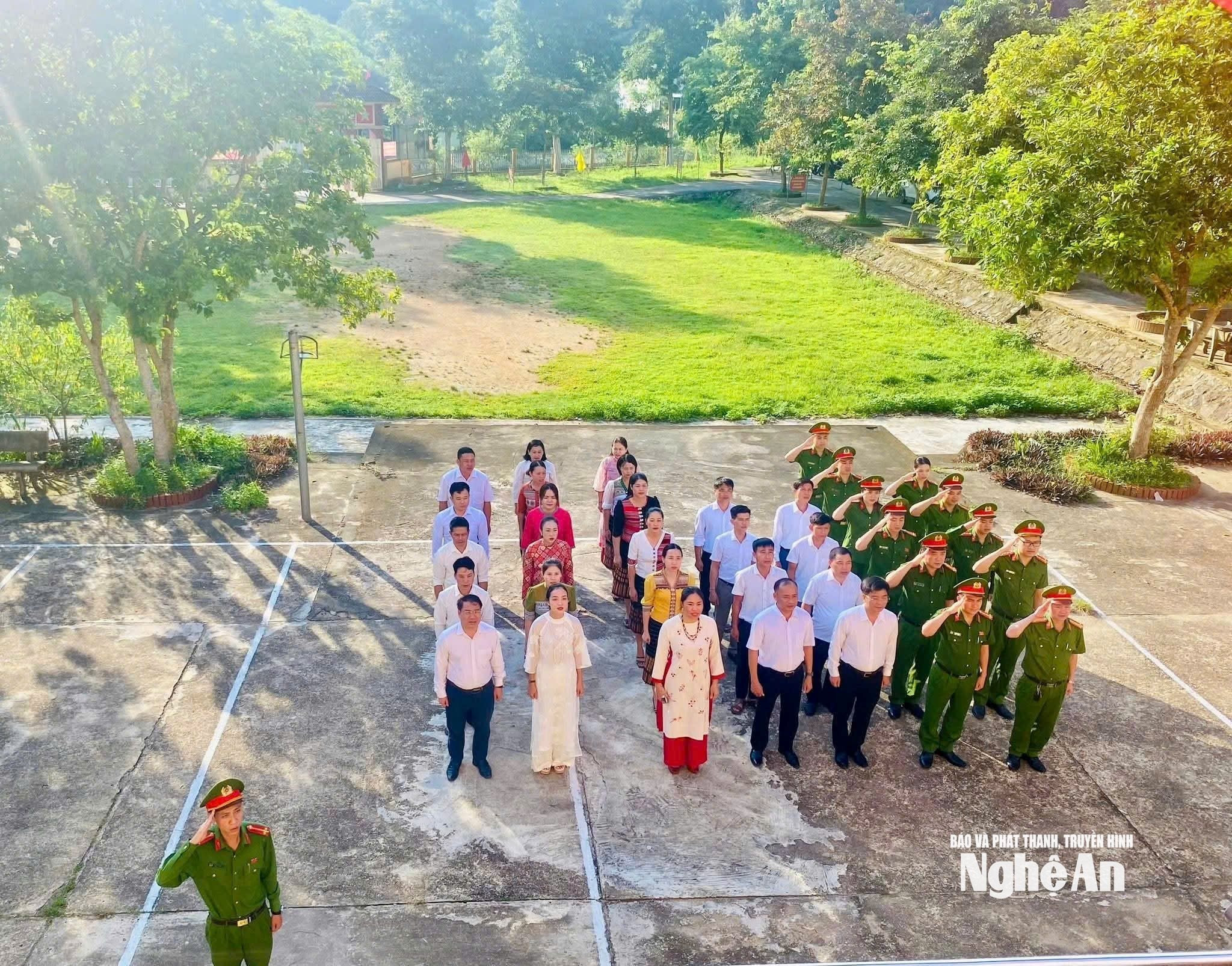 Các cơ quan, đơn vị trên địa bàn xã Mậu Thạch duy trì nề nếp chào cơ đầu tuần. Ảnh KL