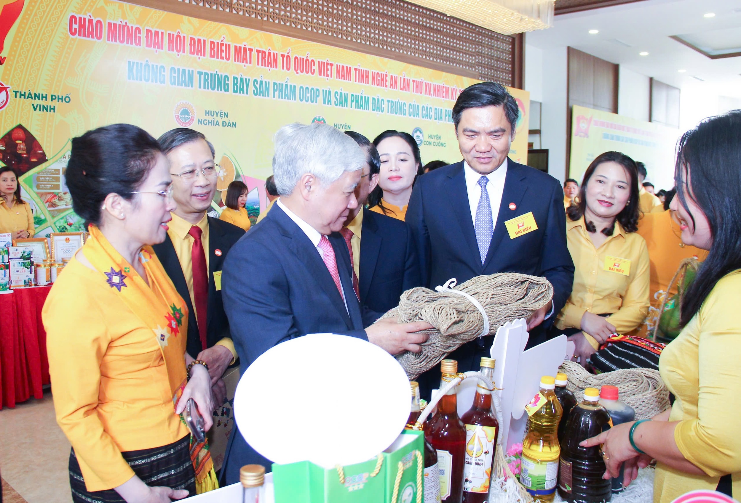 Đồng chí Đỗ Văn Chiến - Phó Chủ tịch Quốc hội và các đồng chí lãnh đạo tỉnh Nghệ An thăm gian trưng bày tại ĐẠi hội MTTQ Việt Nam tỉnh Nghệ An