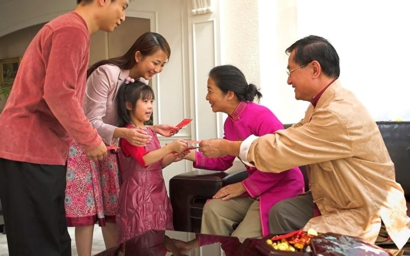 Dạy trẻ chúc Tết từ sớm giúp hình thành thói quen lễ phép và tự tin giao tiếp