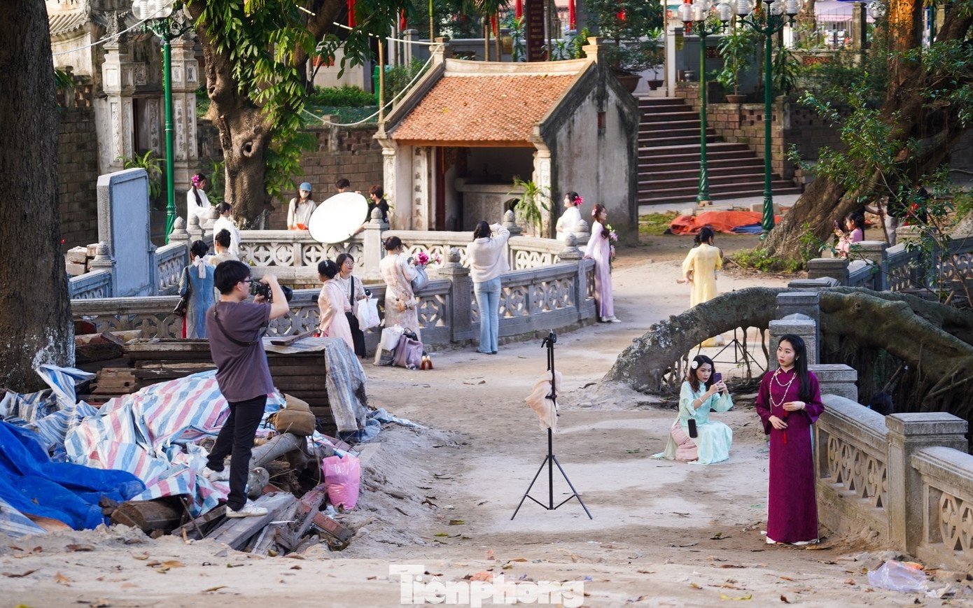 Giới trẻ thực hiện những bộ ảnh áo dài trong không gian cổ kính của đền Voi Phục.