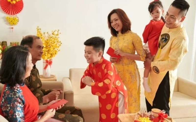 Cha mẹ đồng hành hướng dẫn trẻ chúc Tết tự tin và lễ phép