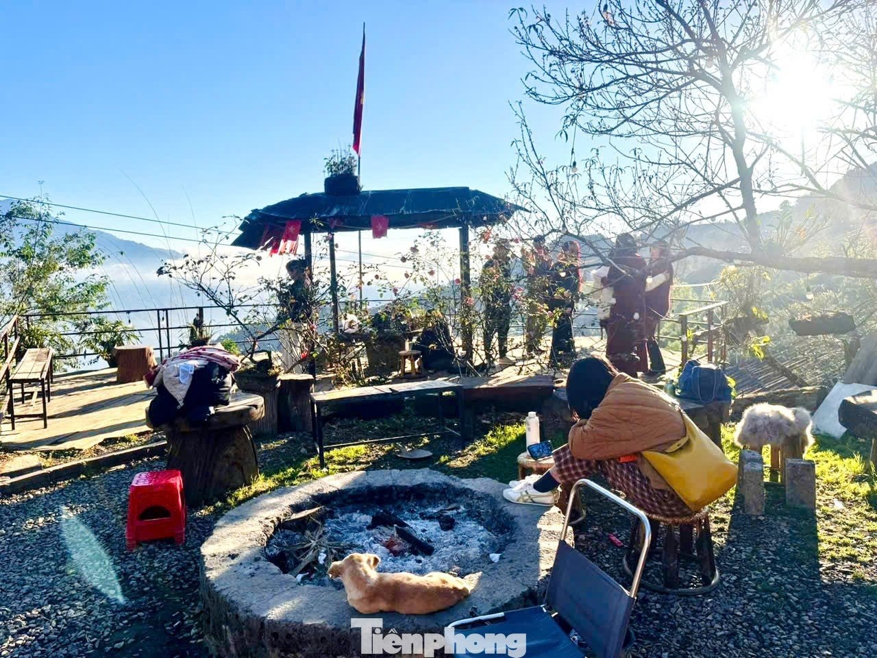 Không gian quán cà phê tại Tà Xùa với tầm nhìn hướng thẳng ra biển mây.