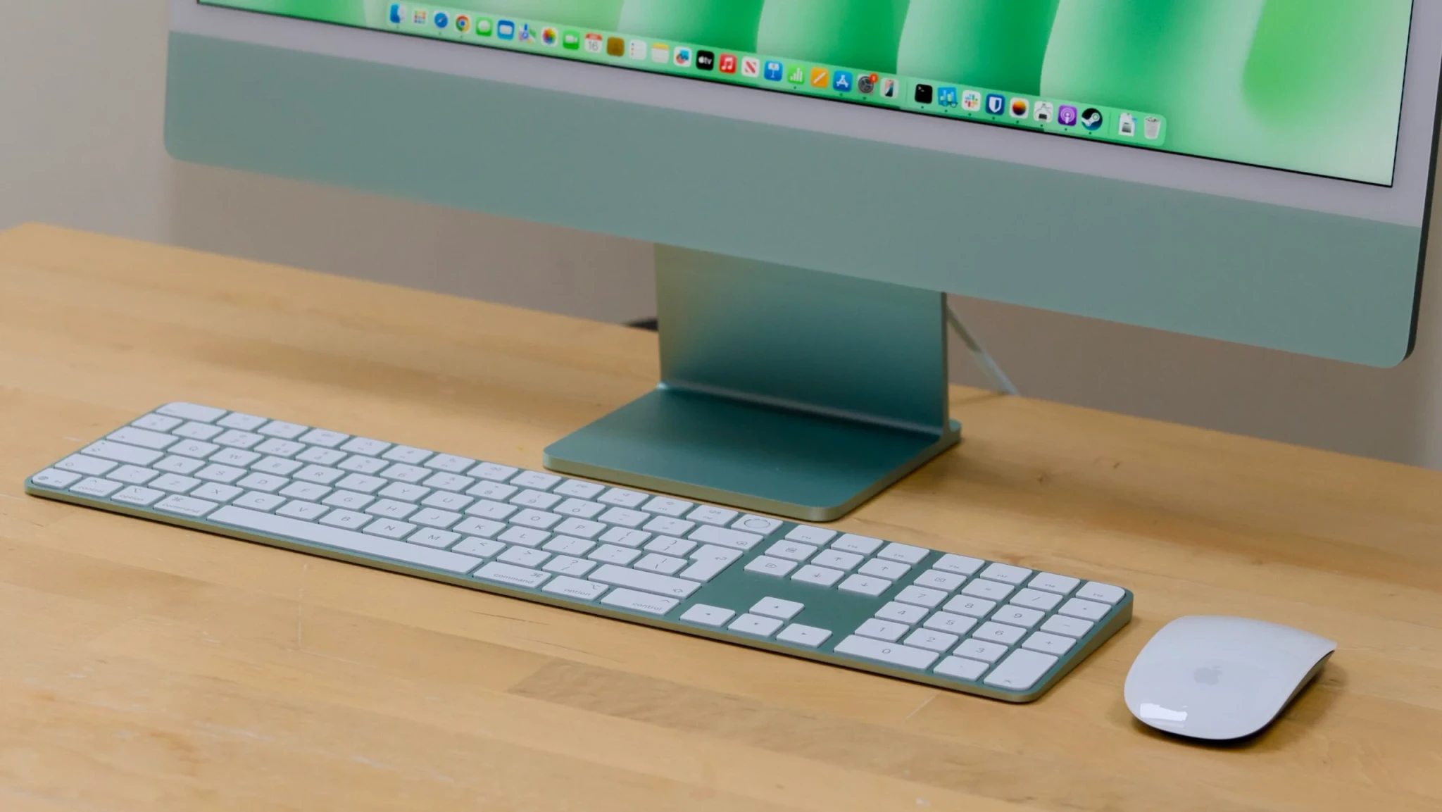 Chuột Magic Mouse và bàn phím Magic Keyboard đồng màu với thân máy