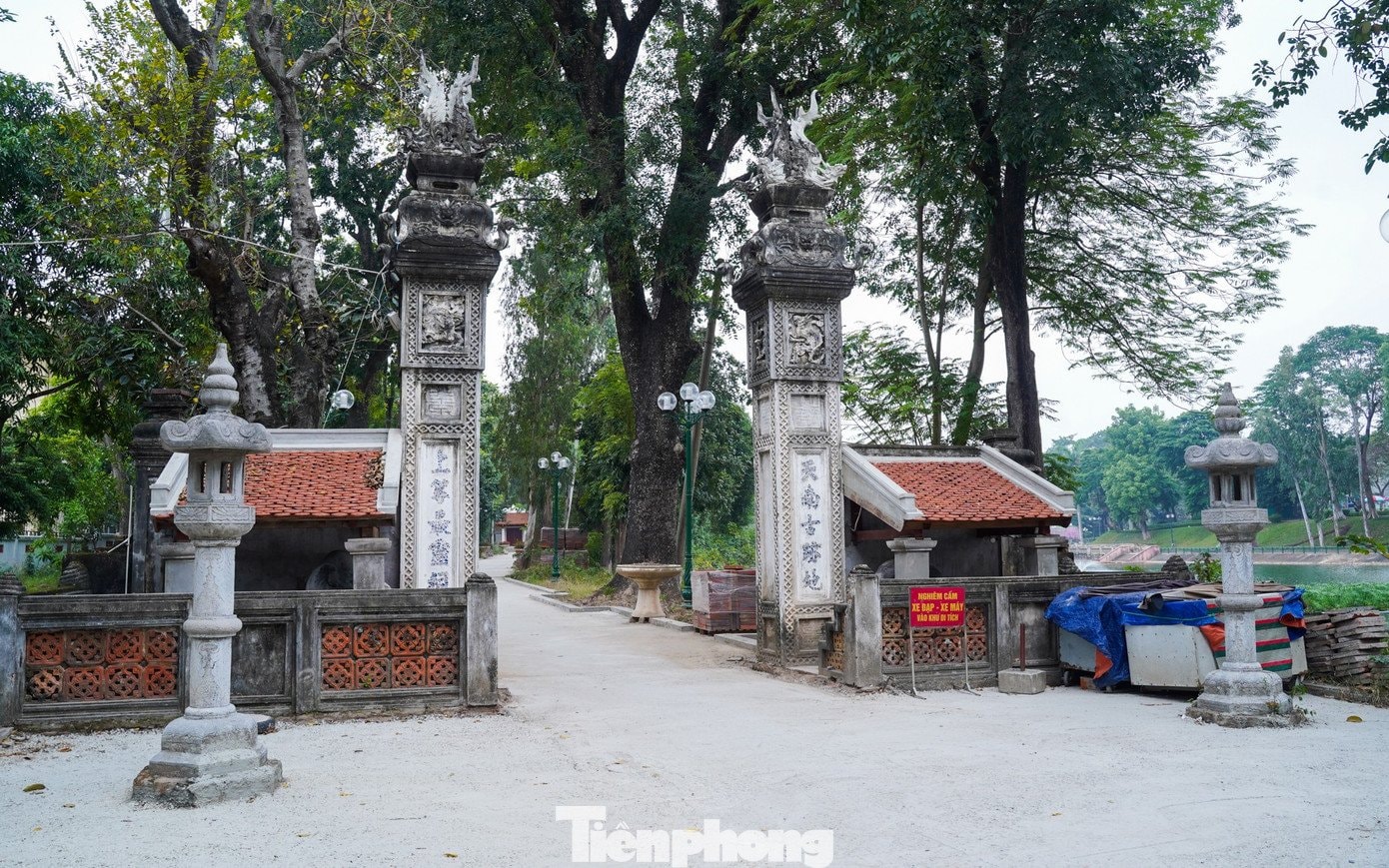 Đôi voi đá quỳ chầu trước cổng đền Voi Phục, biểu tượng gắn liền với tên gọi của ngôi đền cổ.