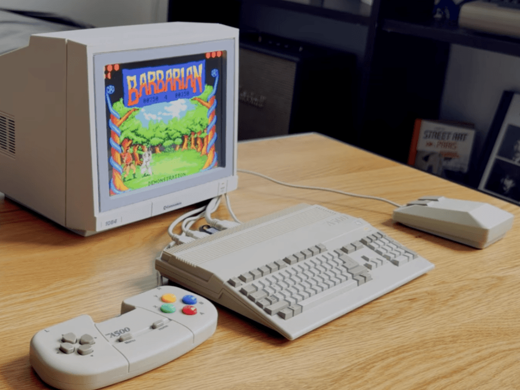 Màn hình Commodore 1084 mini được in 3D đặt cạnh máy Amiga A500 Mini và C64 Mini