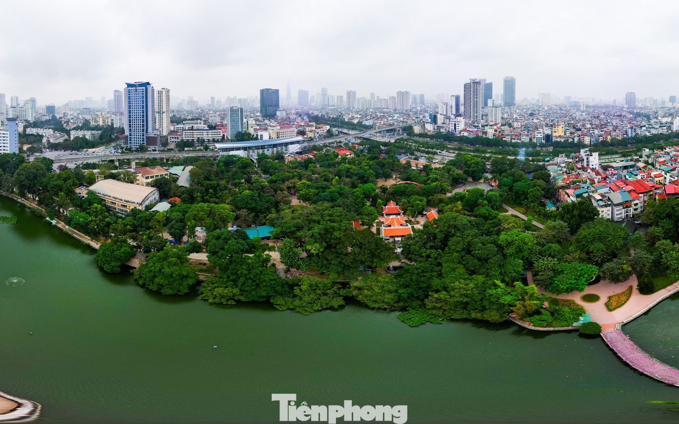 Toàn cảnh không gian xanh mát tại đền Voi Phục, một trong những danh thắng nổi tiếng của Thủ đô Hà Nội.
