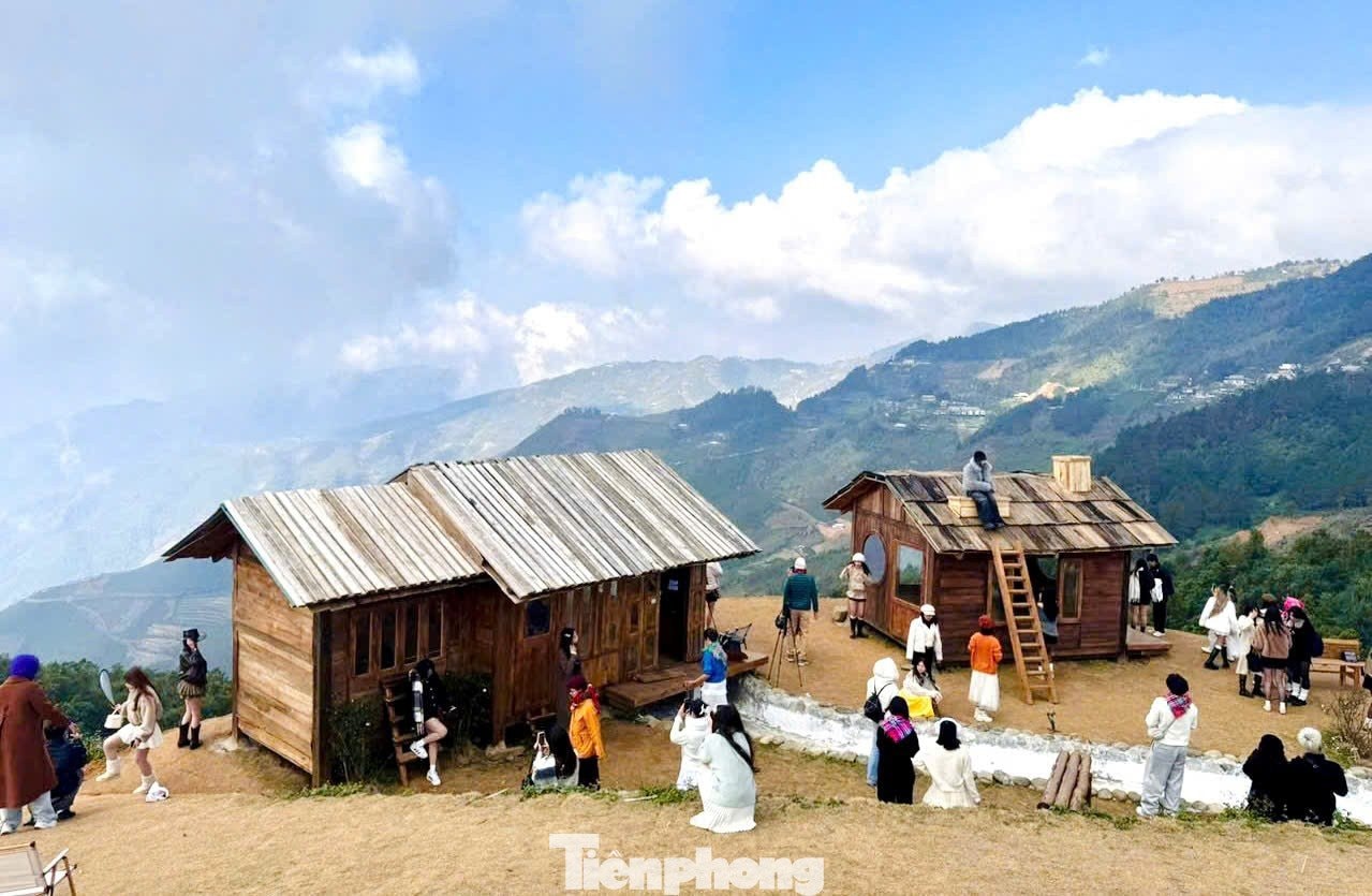 Chiếc mái gỗ chênh vênh tạo nên bối cảnh chụp ảnh vừa lạ vừa thơ tại Tà Xùa.