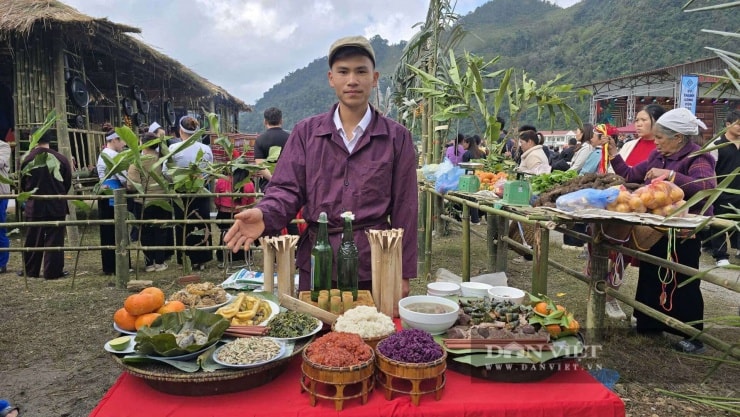 Mâm cỗ Mường truyền thống tại Vân Sơn với các món ăn đặc sản vùng cao.
