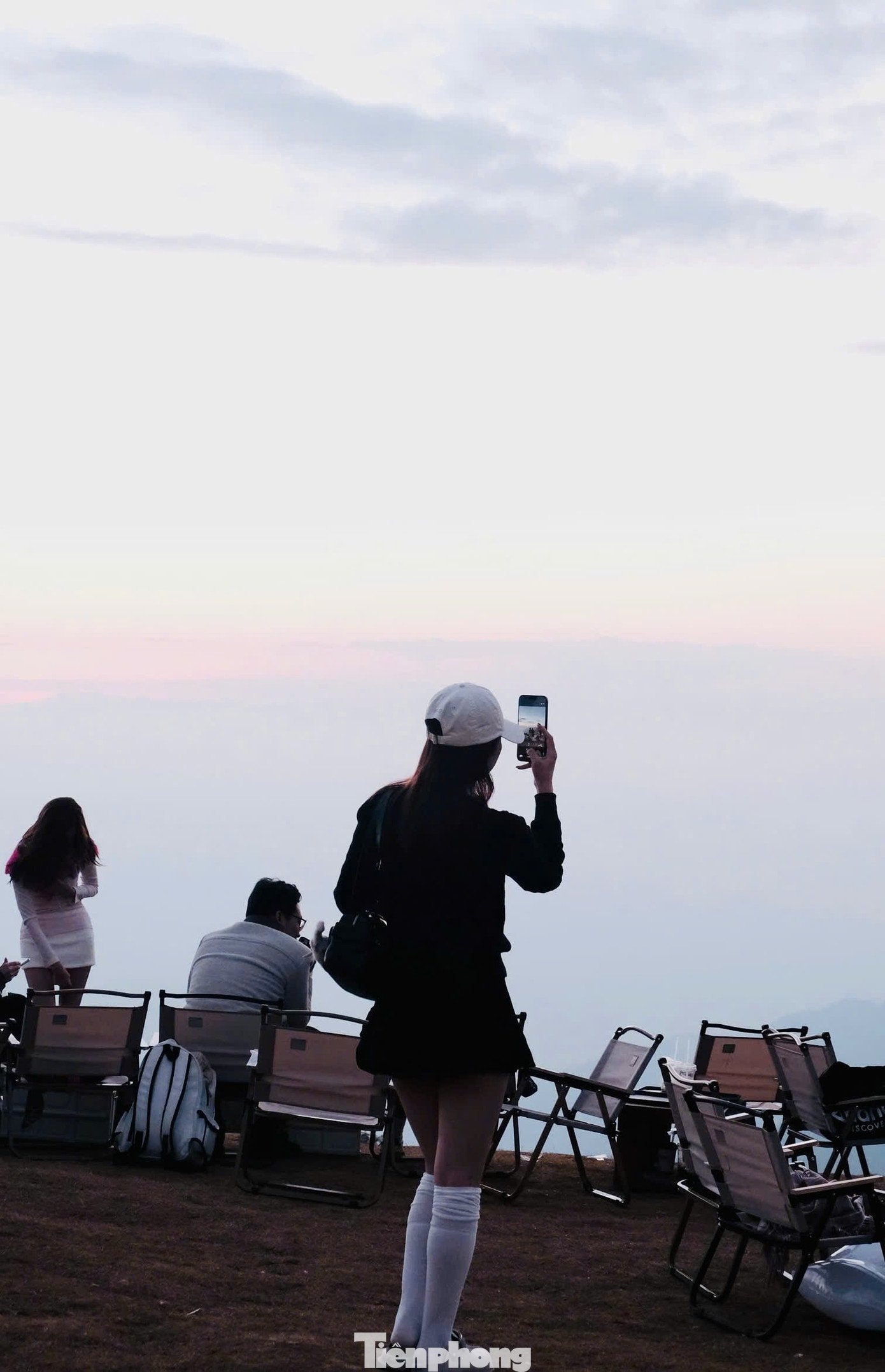 Du khách thưởng thức kem lạnh giữa không gian săn mây tại Tà Xùa.