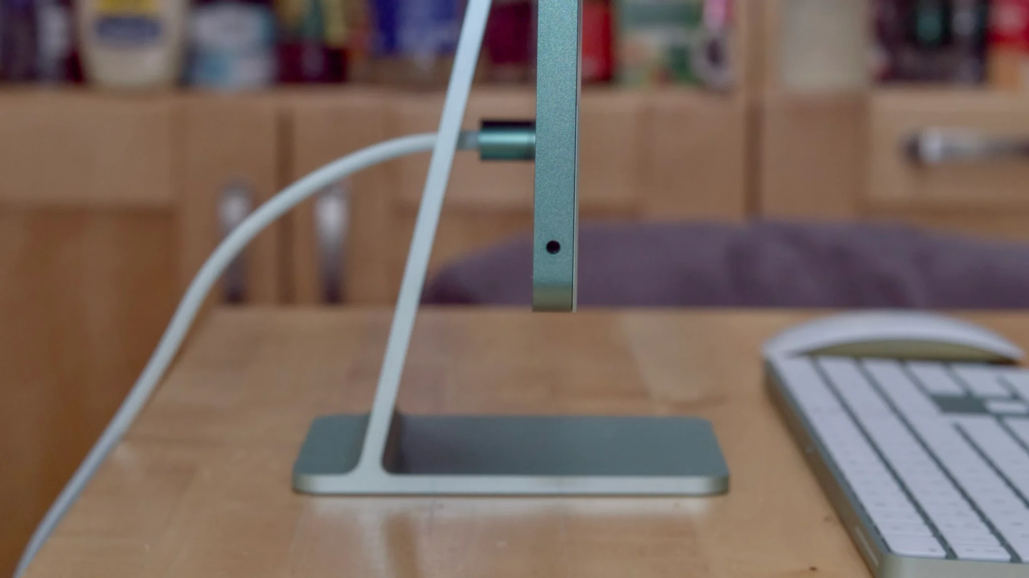 Mặt sau của iMac M4 với logo Apple và các cổng kết nối Thunderbolt