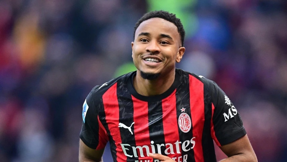 Nkunku lập cú đúp giúp Milan chiếm đỉnh bảng Serie A, hơn Inter 2 điểm và thi đấu nhiều hơn 1 trận.
