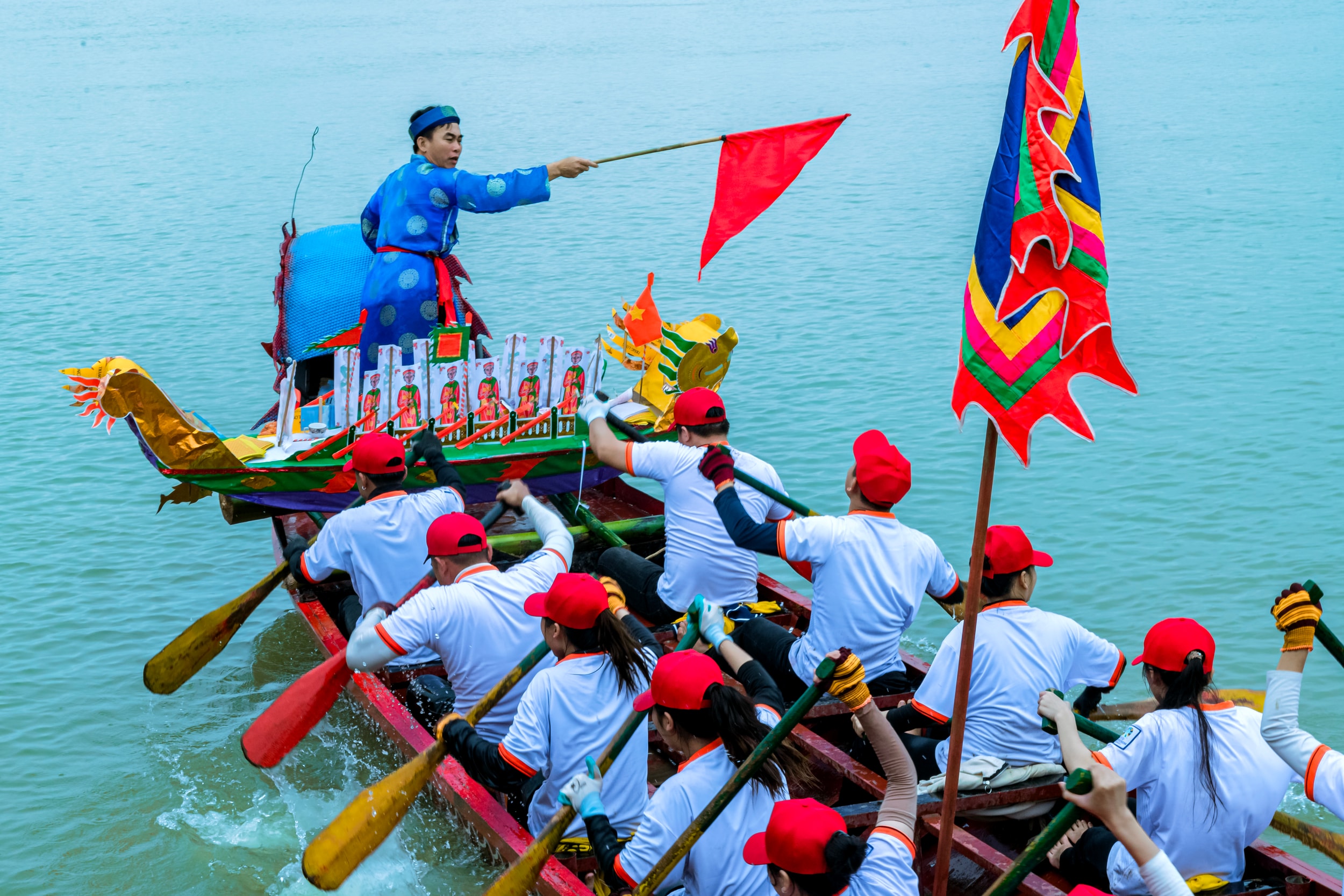 04. Thanh Liệt Ảnh đua thuyền rồng trong lễ hội trên sông Lam