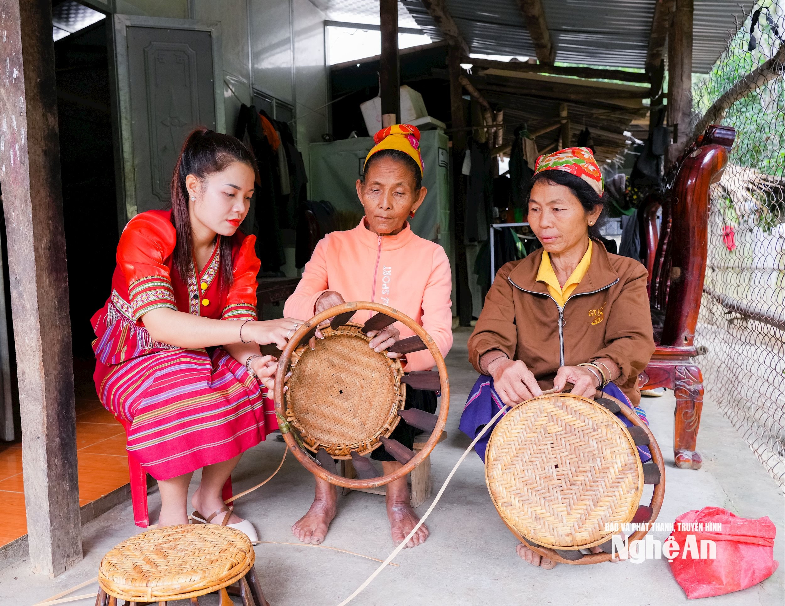 Bí thư Chi bộ bản Xốp Pu, xã Yên Na Ốc Thị Hải trao đổi với người dân về nghề mây tre đan truyền thống.