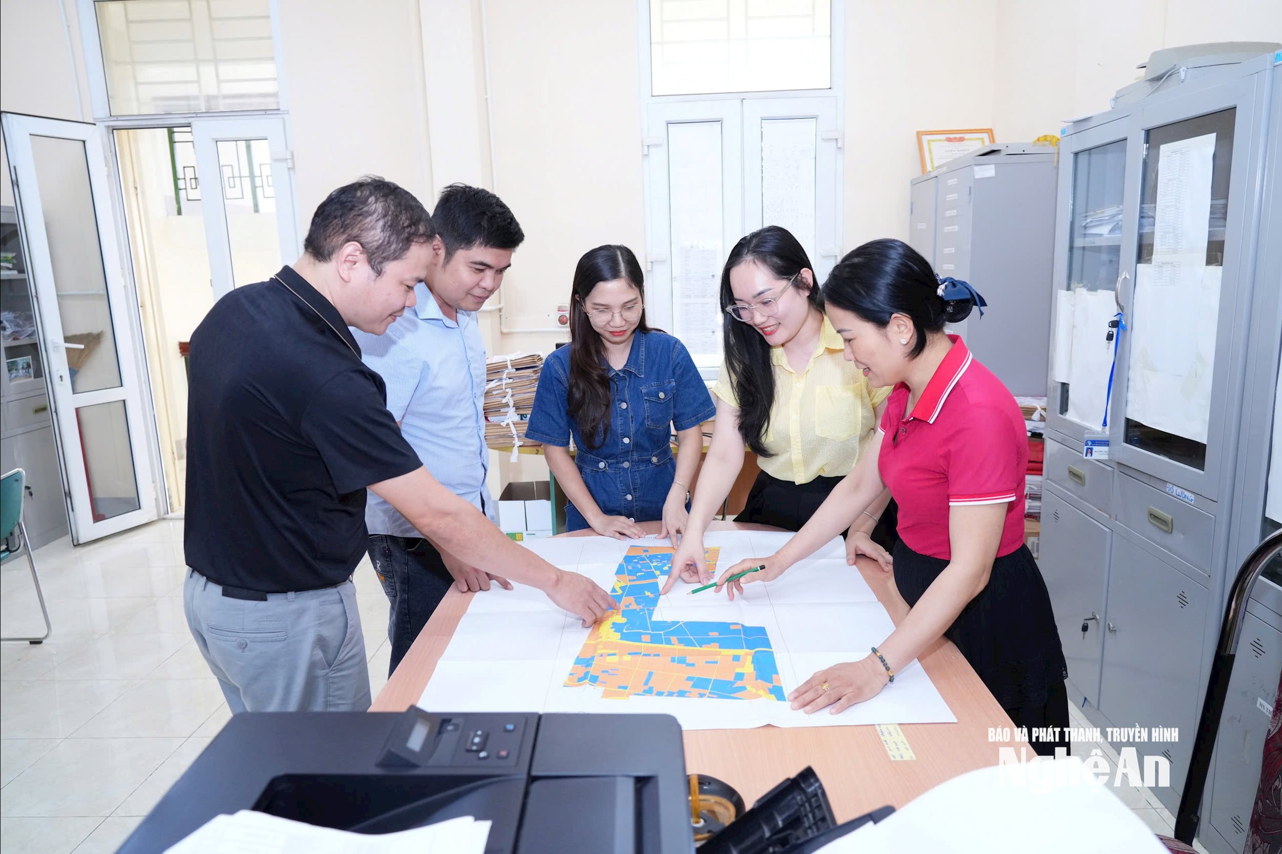 Cán nữ Văn Phòng đăng ký đất đai, Sở Nông nông nghiệp và Môi trường trao đổi với đồng nghiệp thực hiện nhiệm vụ chuyên môn.