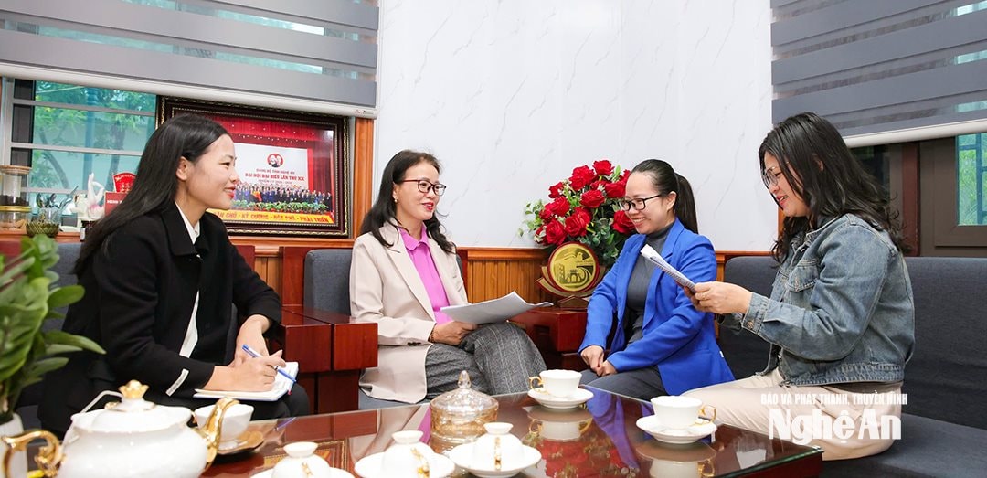 Chị Trần Thị Bình - Ủy viên Ban Chấp hành Đảng bộ tỉnh, Bí thư Đảng ủy xã Yên Thành trao đổi với phóng viên về công tác cán bộ nữ. Ảnh Thanh Quỳnh