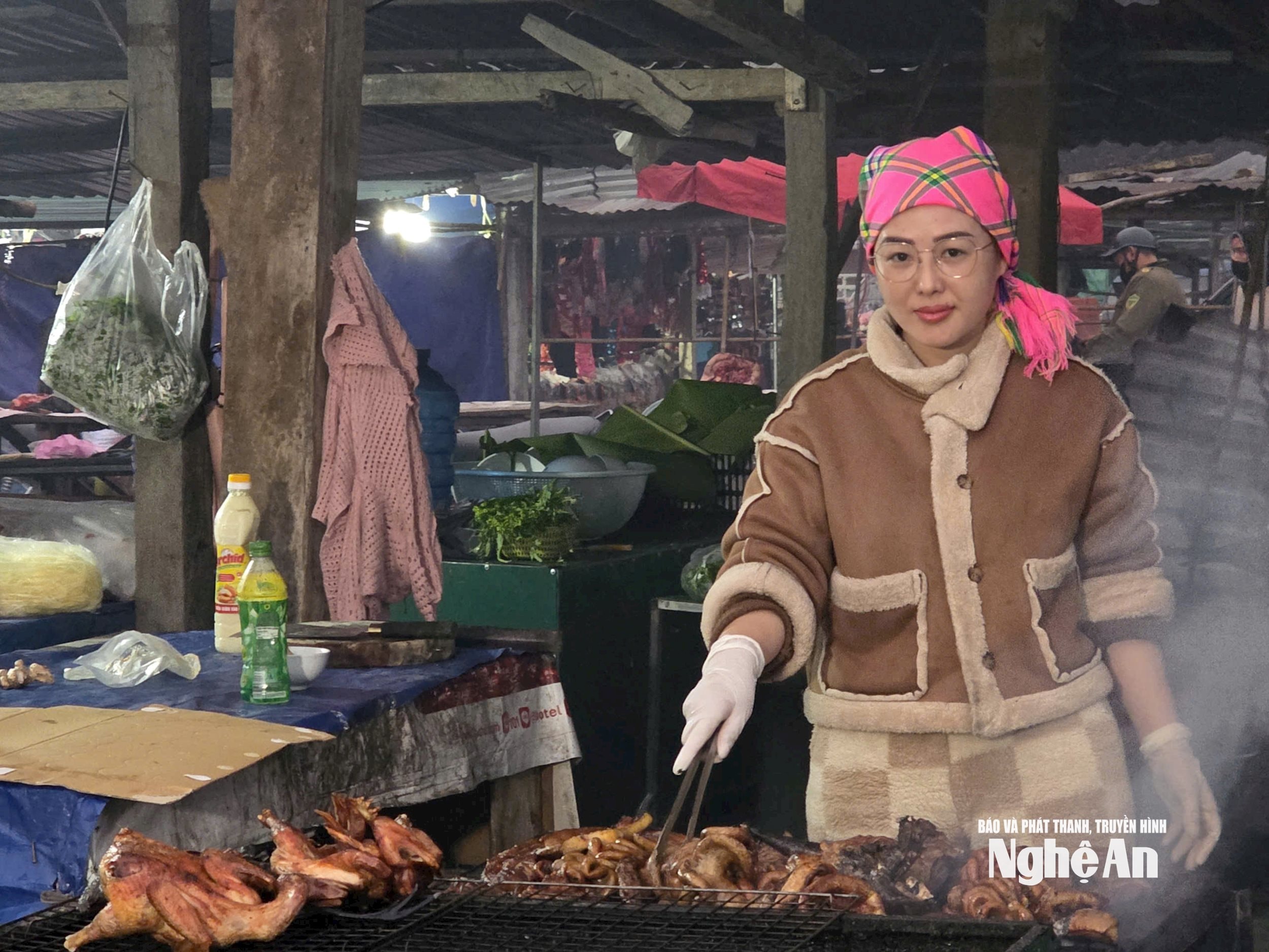 cô gái Lào bán đồ nướng ăn sáng