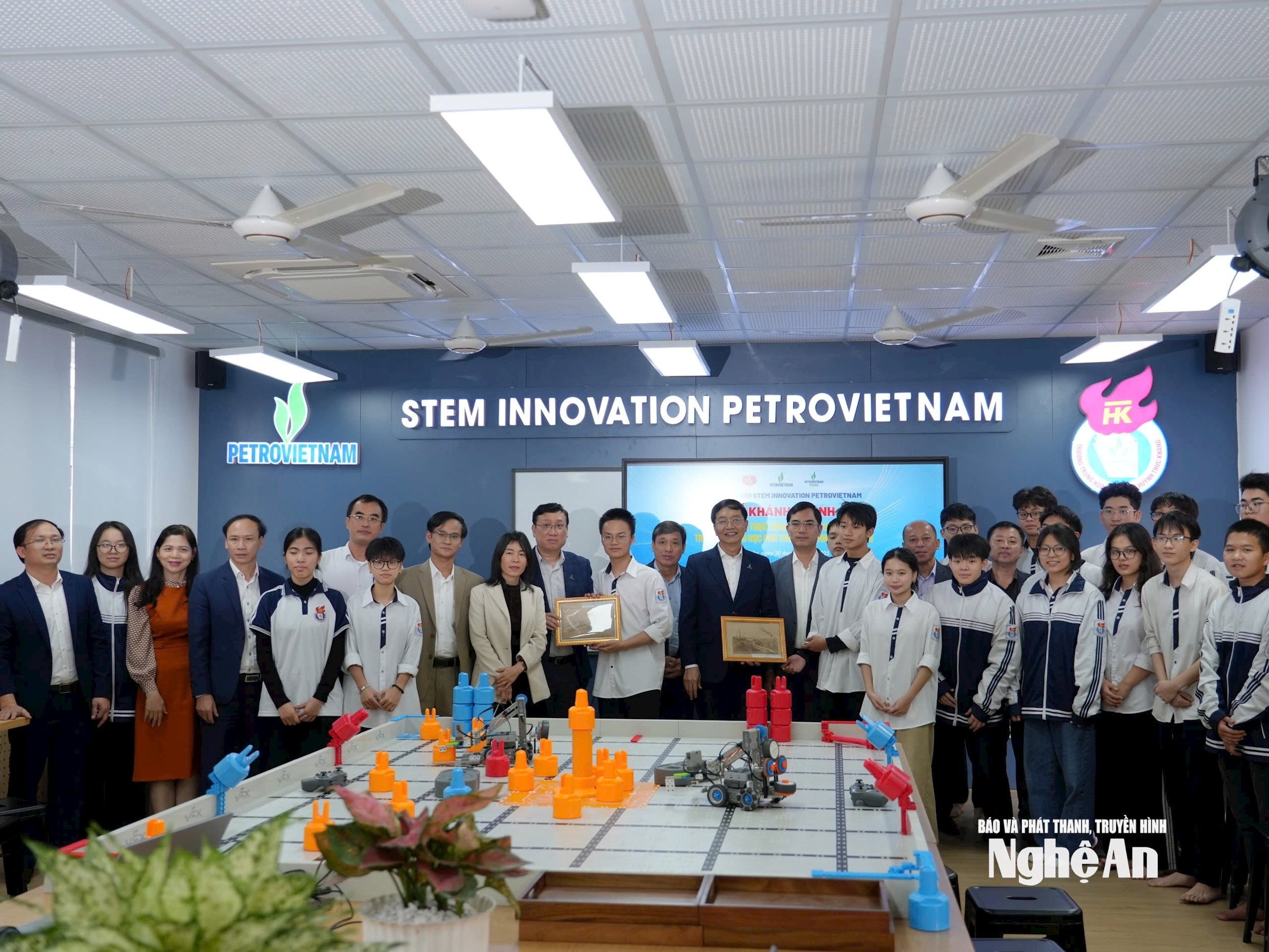 Lãnh đạo Tập đoàn Công nghiệp – Năng lượng Quốc gia Việt Nam trao tặng phòng thực hành giáo dục STEM cho trường THPT Huỳnh Thúc Kháng