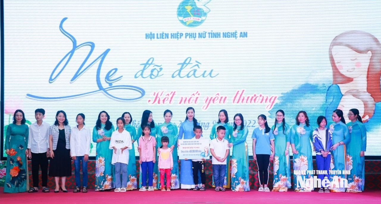 Nhóm nữ đại biểu Quốc hội và Hội đồng nhân dân tỉnh Nghệ An đã nhận hỗ trợ, đỡ đầu 12 cháu có hoàn cảnh đặc biệt khó khăn.