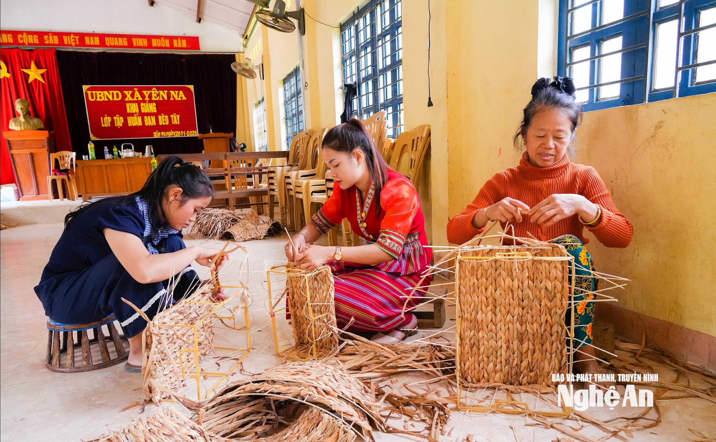 Phụ nữ bản Xốp Pu, xã Yên Na học nghề mây tre đan.