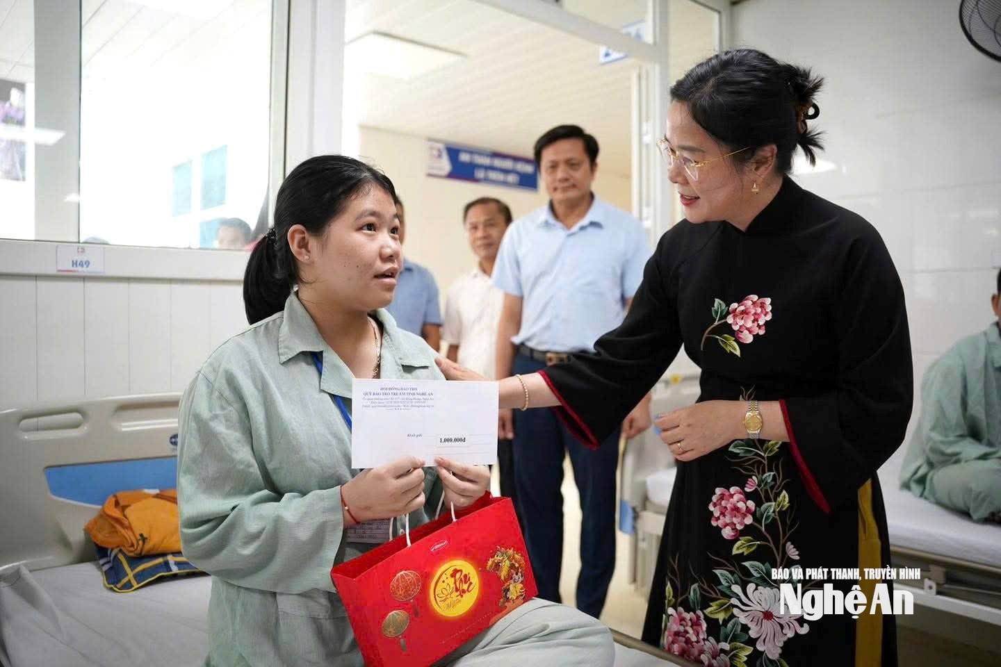 TS.BSCKII Lê Thị Hoài Chung - Giám đốc Sở Y tế trao quà Trung thu cho trẻ em có hoàn cảnh đặc biệt khó khăn trên địa bàn tỉnh.