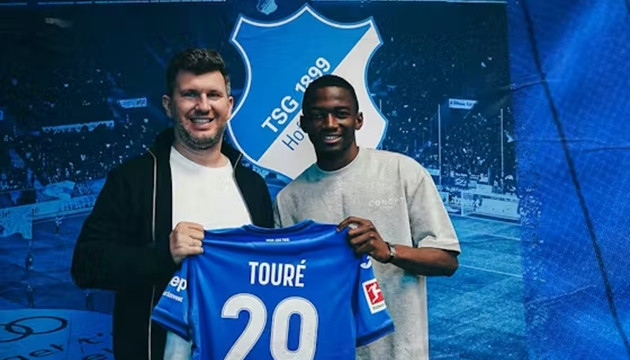 Toure được xem là phương án đầu tư dài hạn cho hàng công Man United.