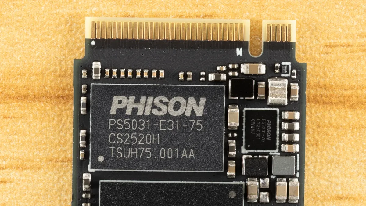 Bộ điều khiển Phison E31T và chip nhớ flash trên bo mạch