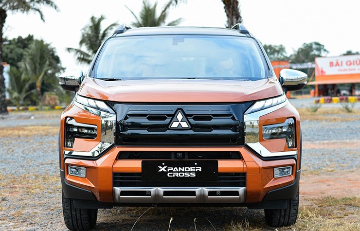 Thân xe Xpander Cross với giá nóc tiện dụng