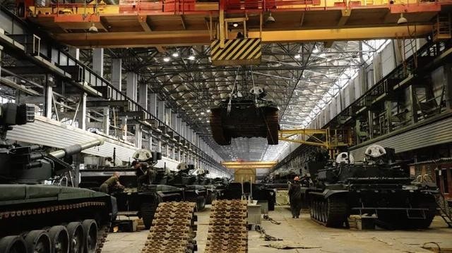 Tổng thống Nga Vladimir Putin thông báo tăng sản lượng vũ khí