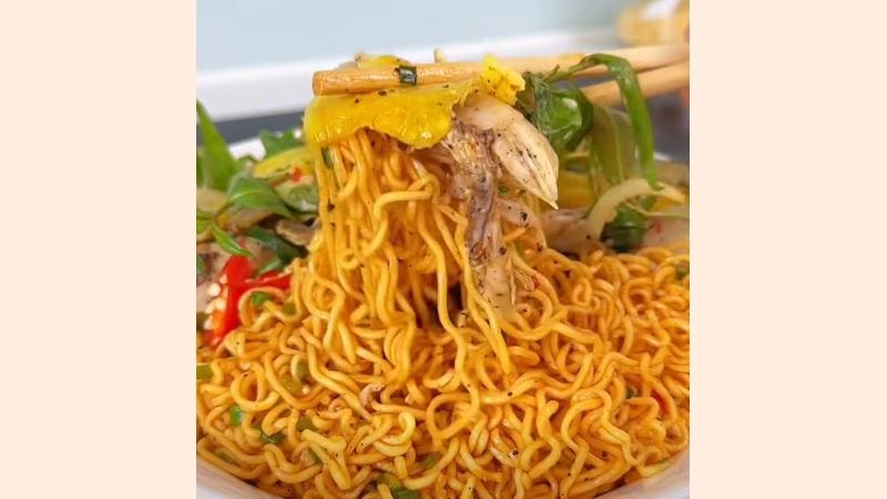 Món mì trộn gà xé thơm ngon