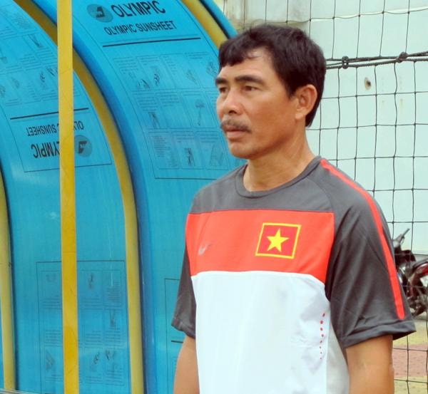 VFF ra án phạt nặng với HLV từng giúp Việt Nam dự World Cup 2 HLV Đinh Văn Dũng chỉ đạo trận đấu