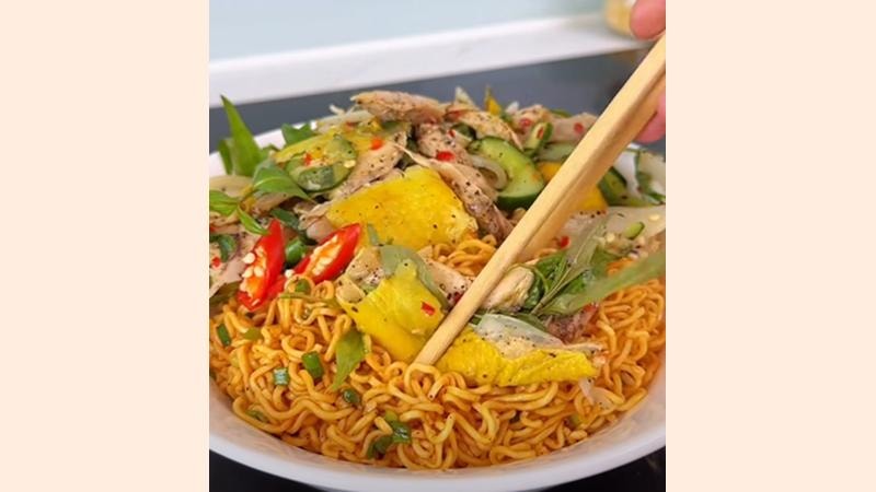 Biến tấu với cách làm mì trộn gà xé siêu ngon, ăn là ghiền