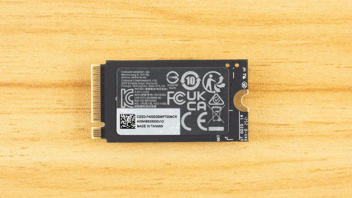 Thiết kế một mặt của Corsair MP700 Micro giúp tối ưu không gian lắp đặt