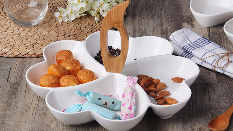 Khay mứt Tết trái tim bốn cánh