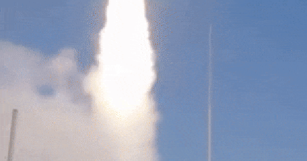 Tên lửa siêu vượt âm YJ-20 được phóng từ tàu khu trục Type 055