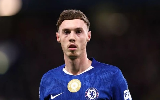 Cole Palmer không hài lòng khi bị thay ra trong trận gặp Aston Villa.