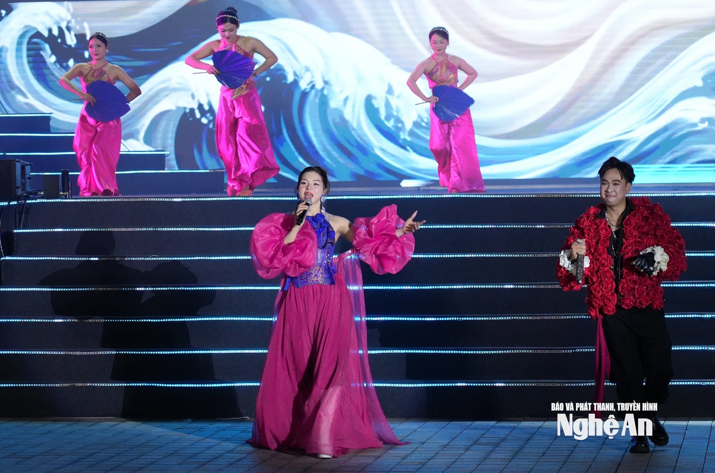 Tiết mục Giọng Nghệ tìm về do ca sỹ Trang Nhung và Rapper Đăng Hiếu biểu diễn. Ảnh: Thành Chung